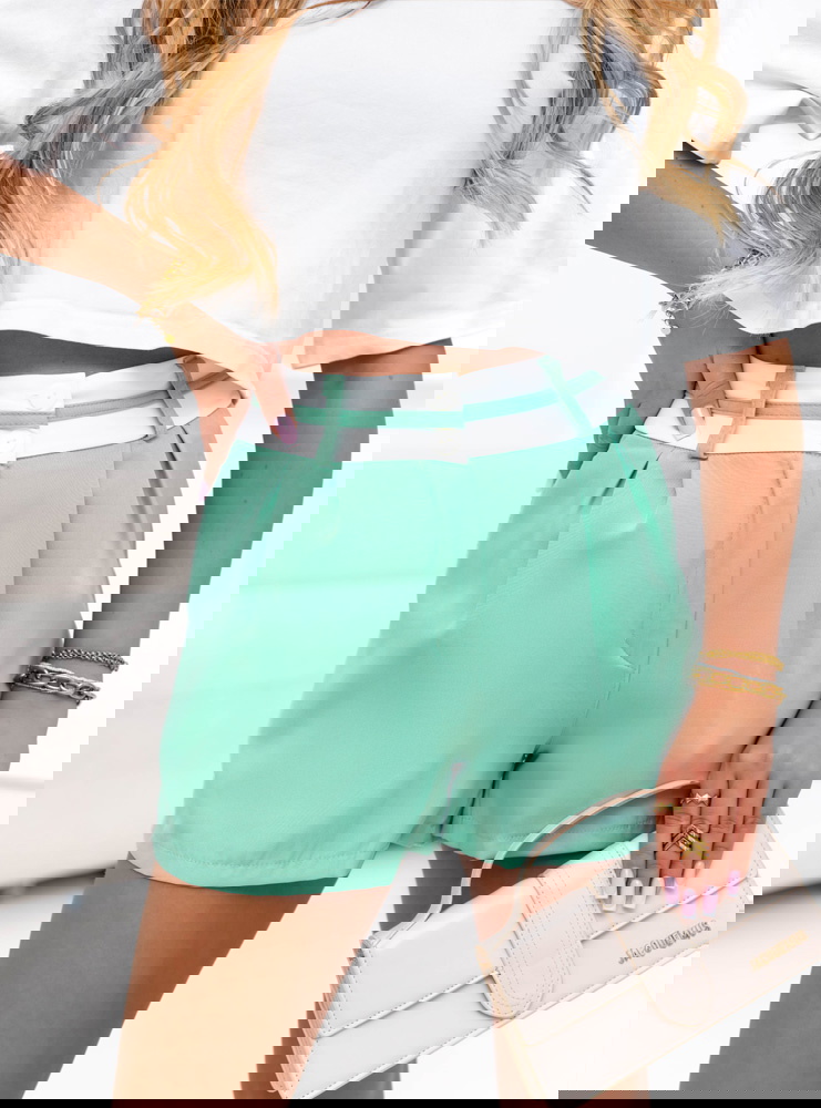 Miętowe szorty z ozdobnym pasem Lecedie