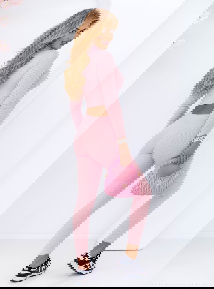 Pudrowy prążkowany komplet krótka...