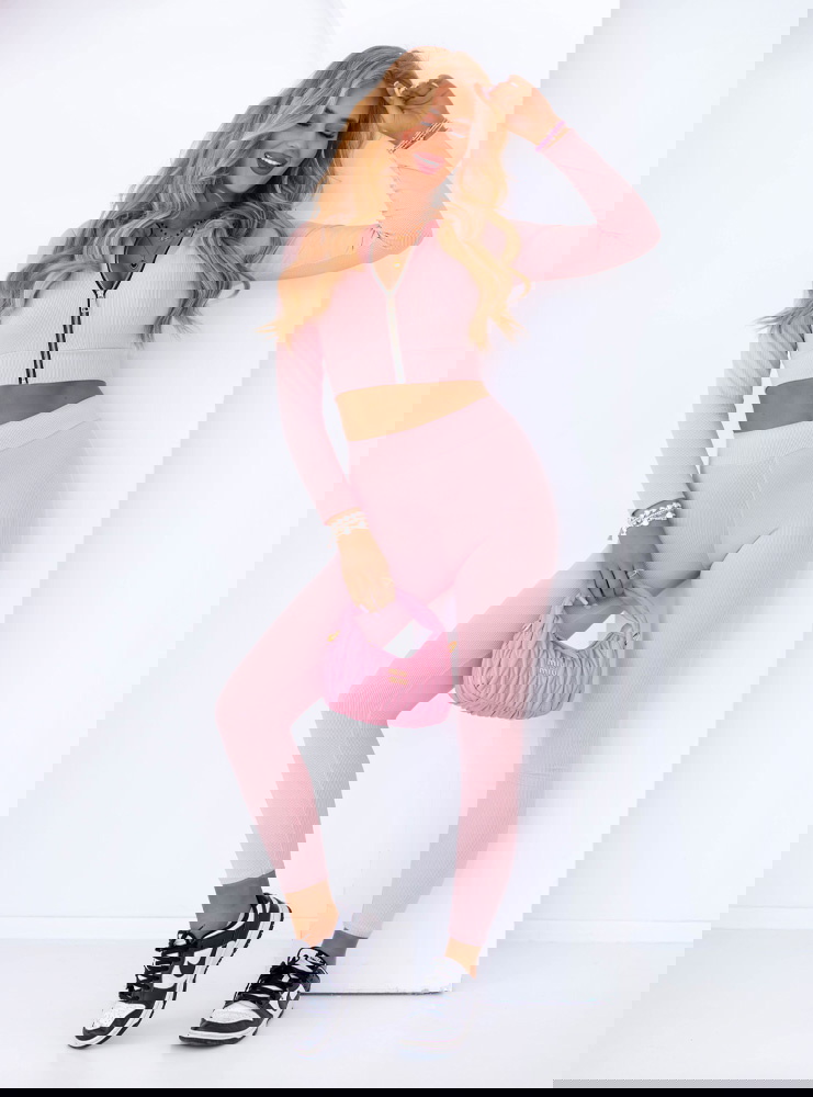 Pudrowy prążkowany komplet krótka...