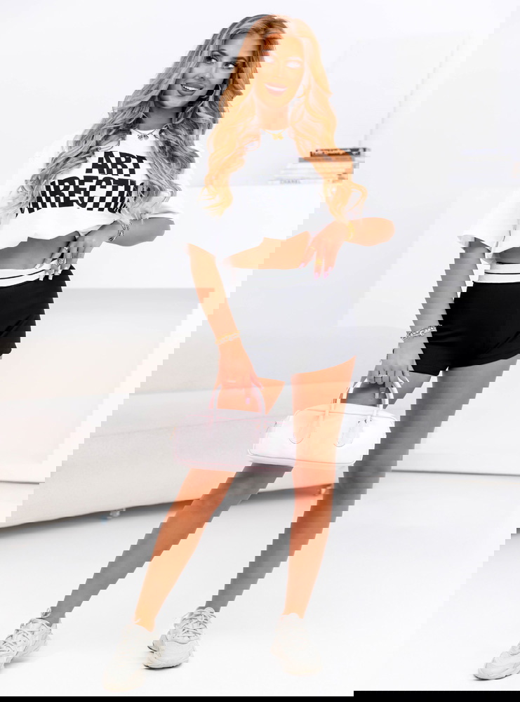 Czarne szortnice z ozdobnym pasem...