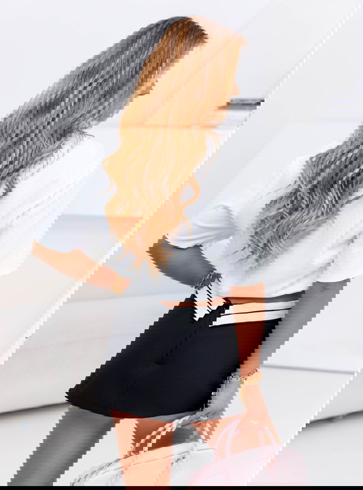 Czarne szortnice z ozdobnym pasem...