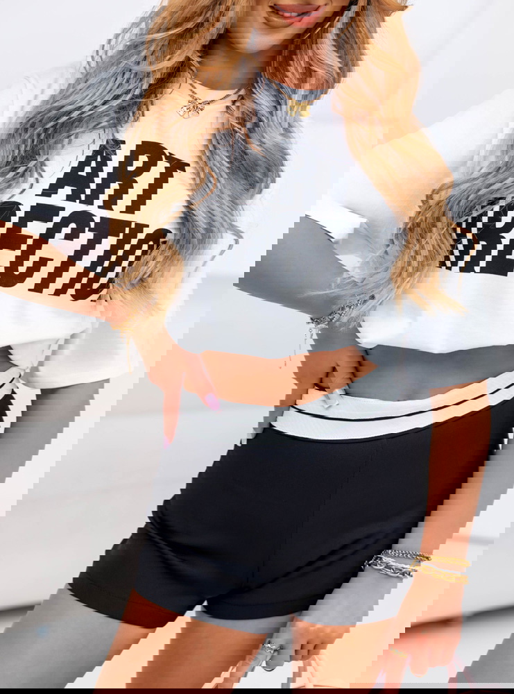 Czarne szortnice z ozdobnym pasem...