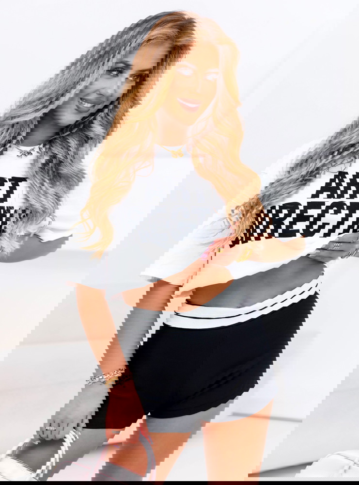 Czarne szortnice z ozdobnym pasem...