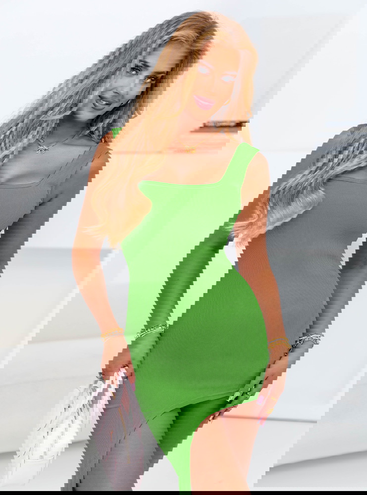 Zielona sukienka na ramiączkach...