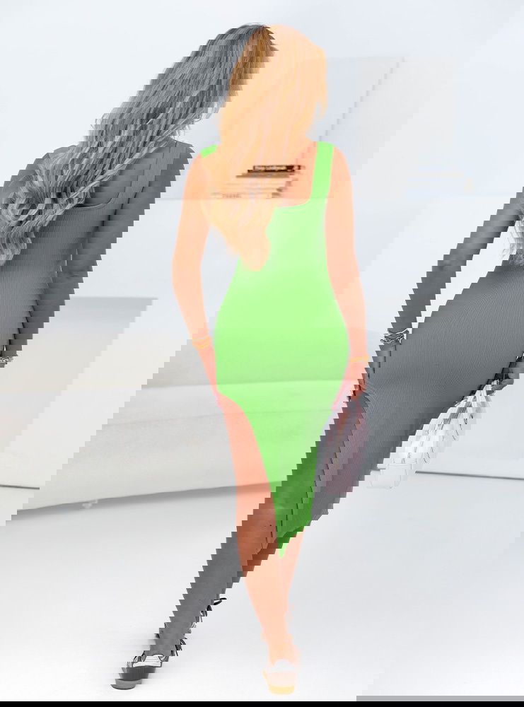 Zielona sukienka na ramiączkach...