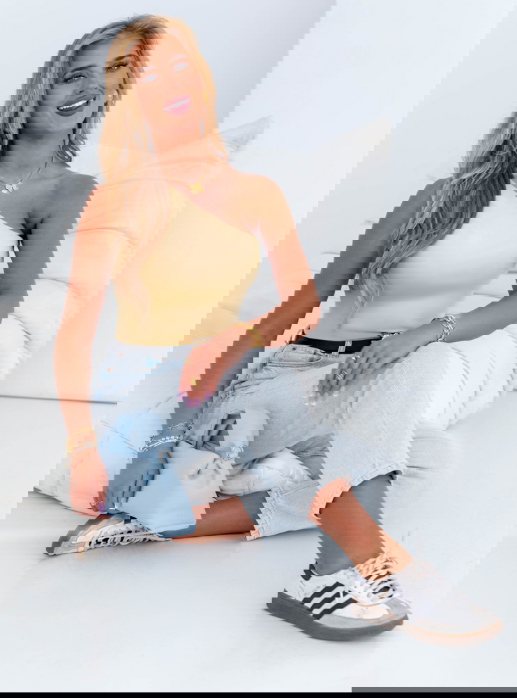 Beżowe dopasowane body na jedno ramię...