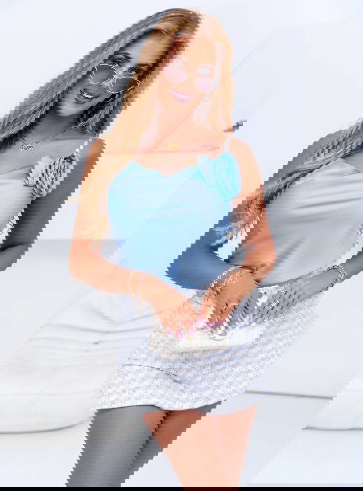 Błękitna satynowa bluzka na...