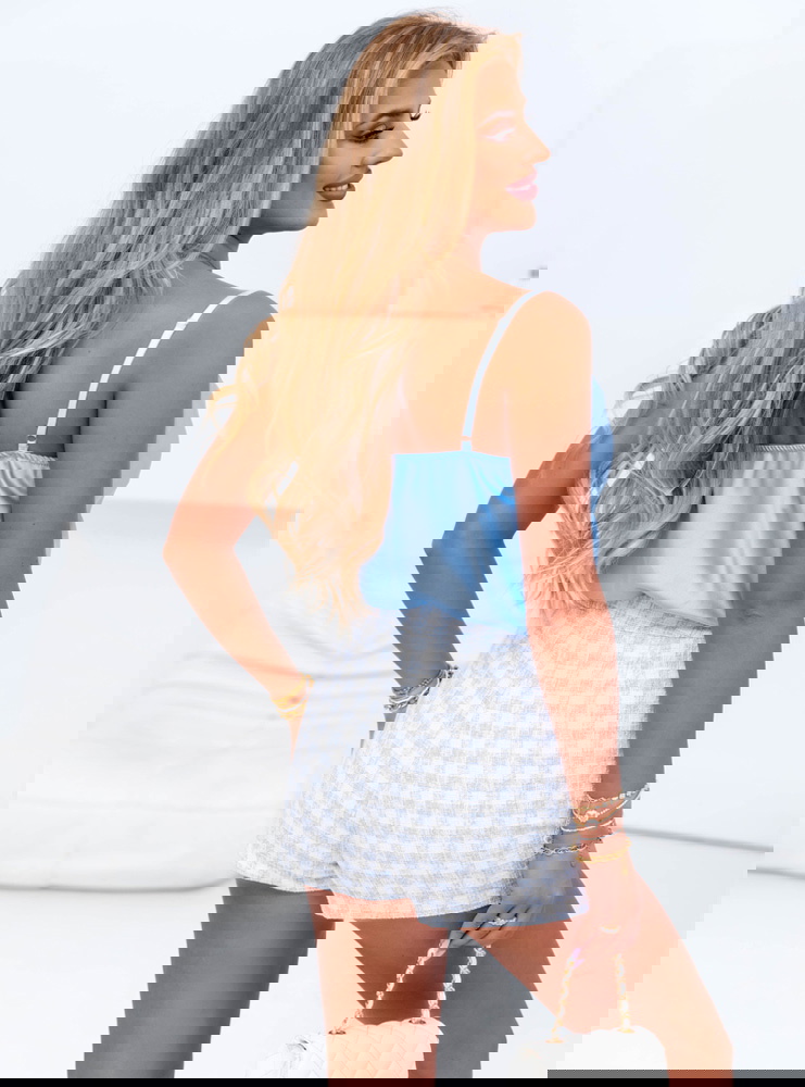 Błękitna satynowa bluzka na...