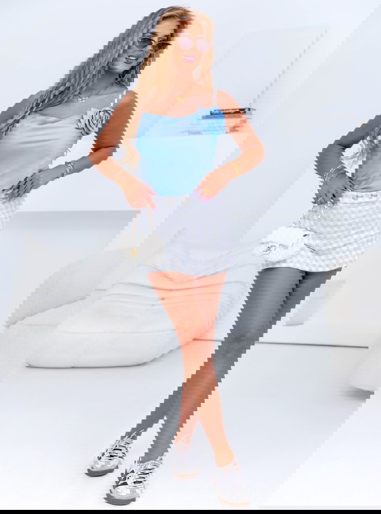 Błękitna satynowa bluzka na...