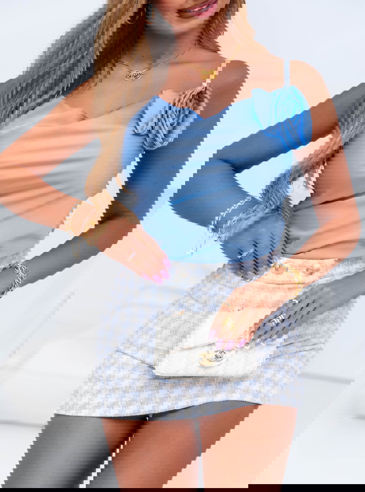 Błękitna satynowa bluzka na...