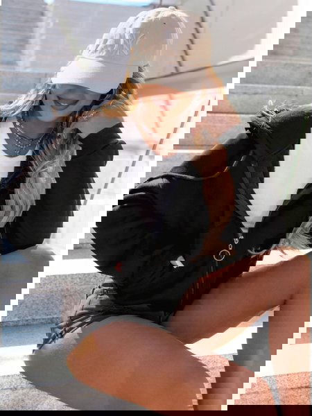 Czarna bluza z kapturem... 2