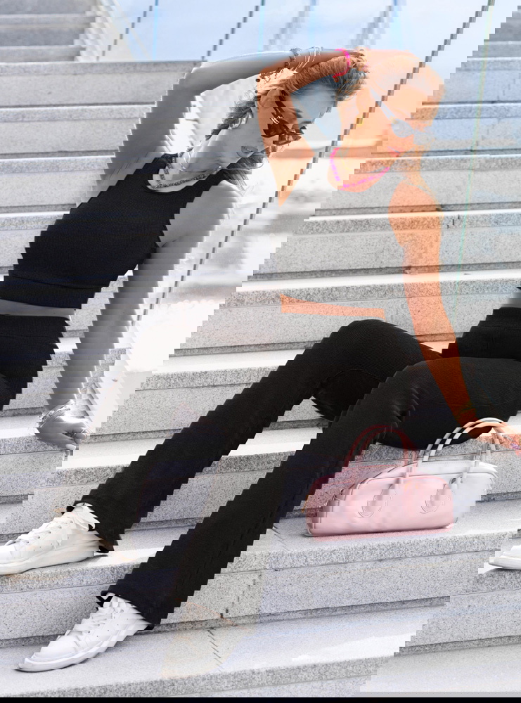 Czarny prążkowany komplet top i...