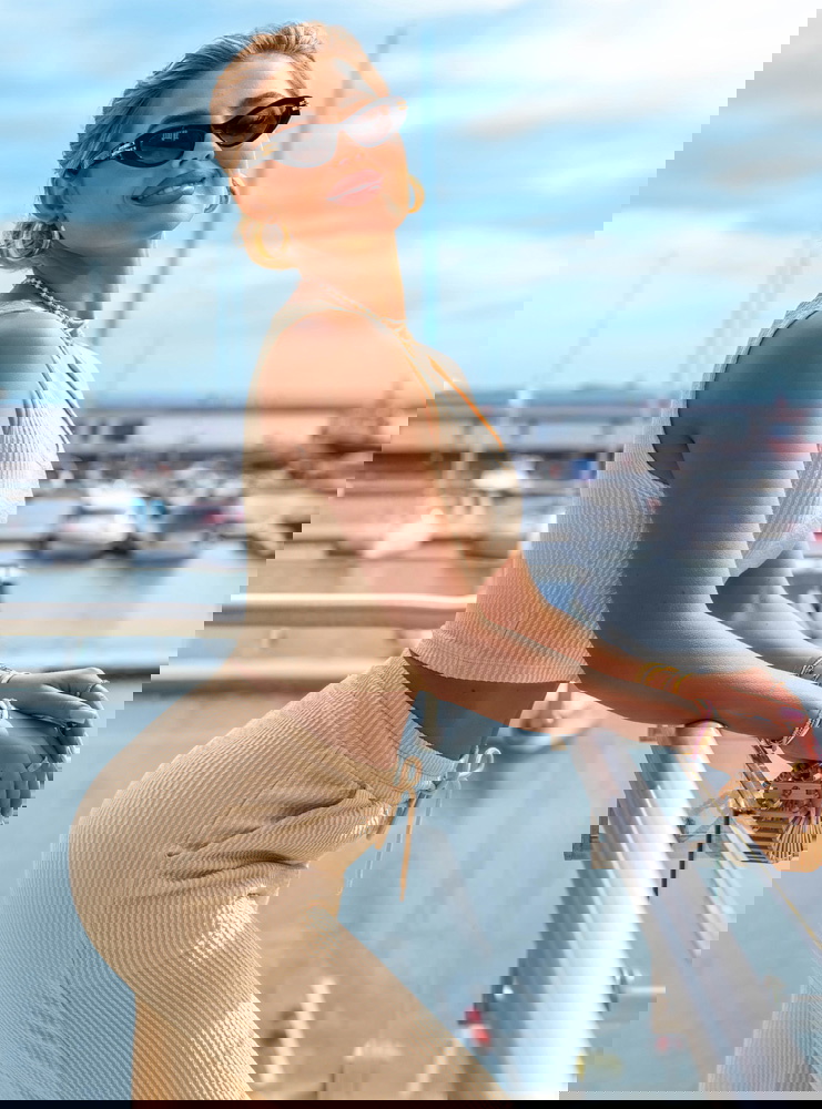 Beżowy komplet top i szerokie spodnie...