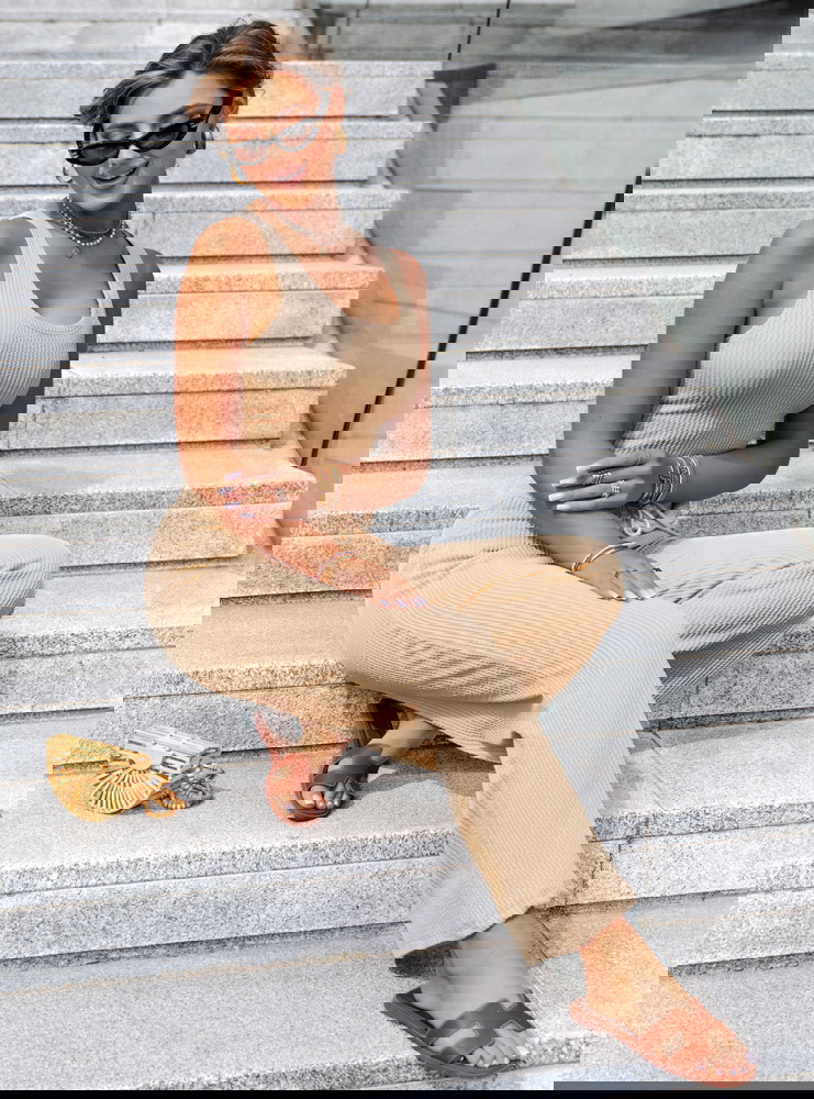 Beżowy komplet top i szerokie spodnie...