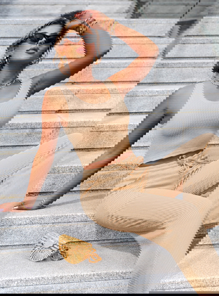 Beżowy komplet top i szerokie spodnie...