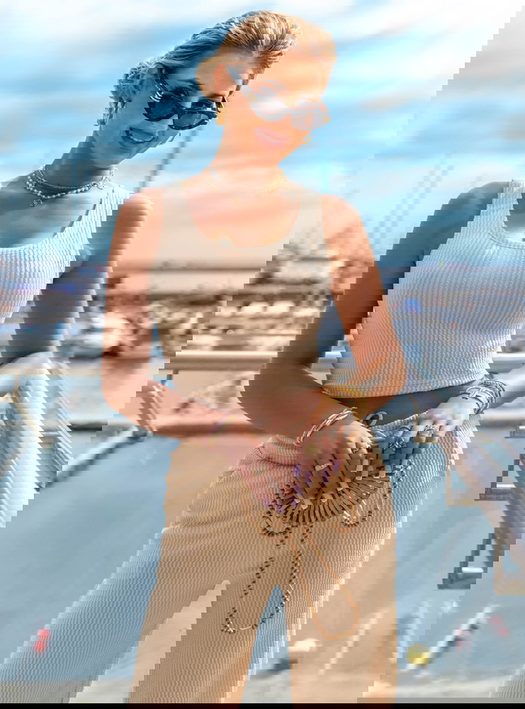 Beżowy komplet top i szerokie spodnie...