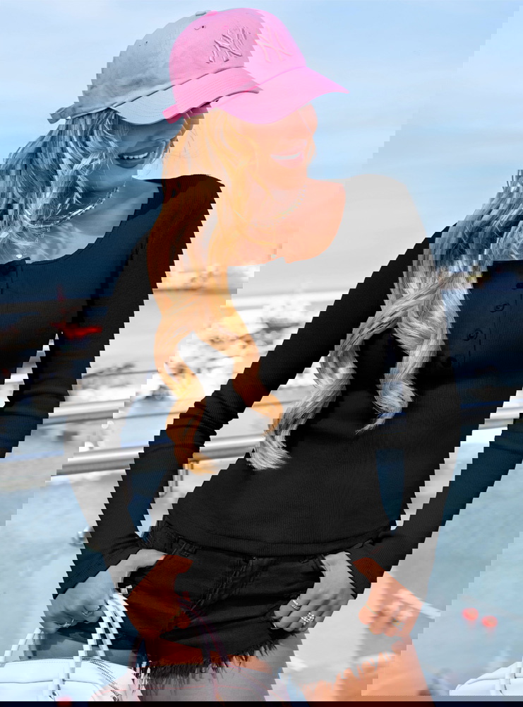 Czarna prążkowana dopasowana bluzka...