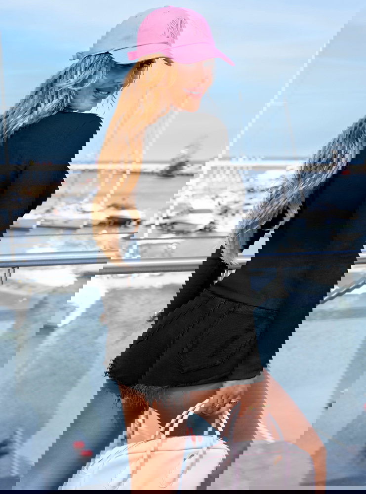 Czarna prążkowana dopasowana bluzka...