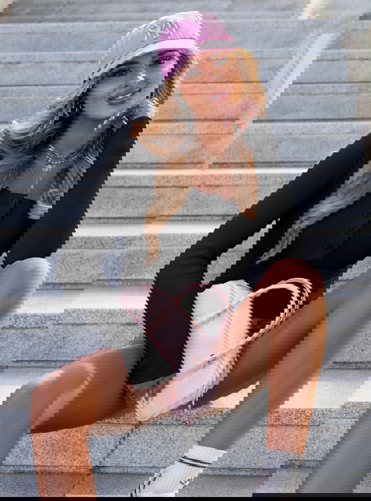 Czarna prążkowana dopasowana bluzka...