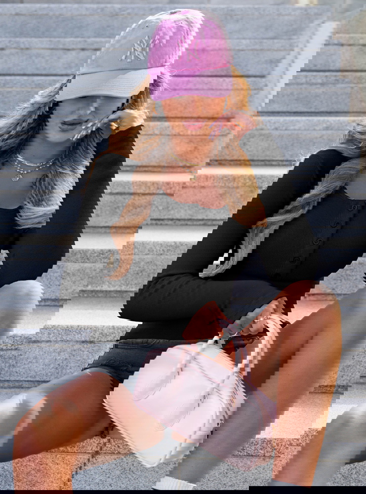 Czarna prążkowana dopasowana bluzka...