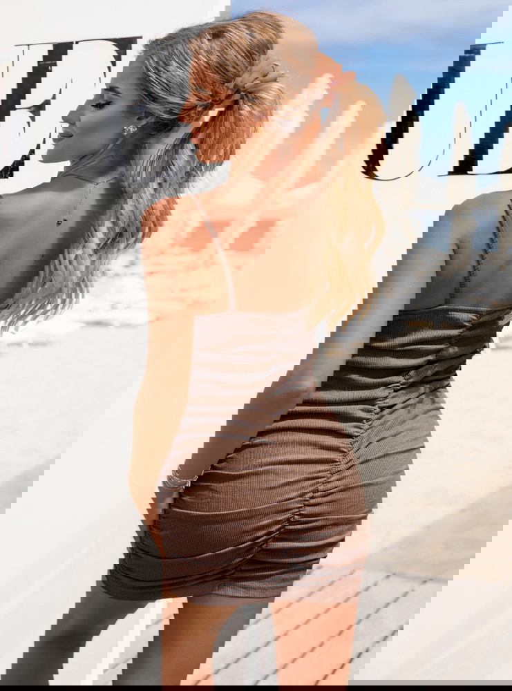 Prążkowana sukienka na ramiączkach...