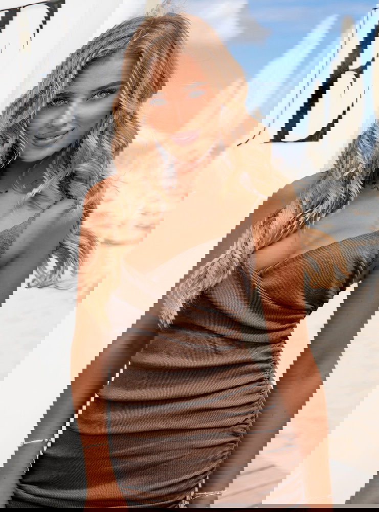 Prążkowana sukienka na ramiączkach...