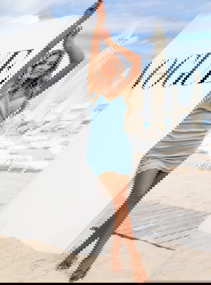 Błękitna prążkowana sukienka na...