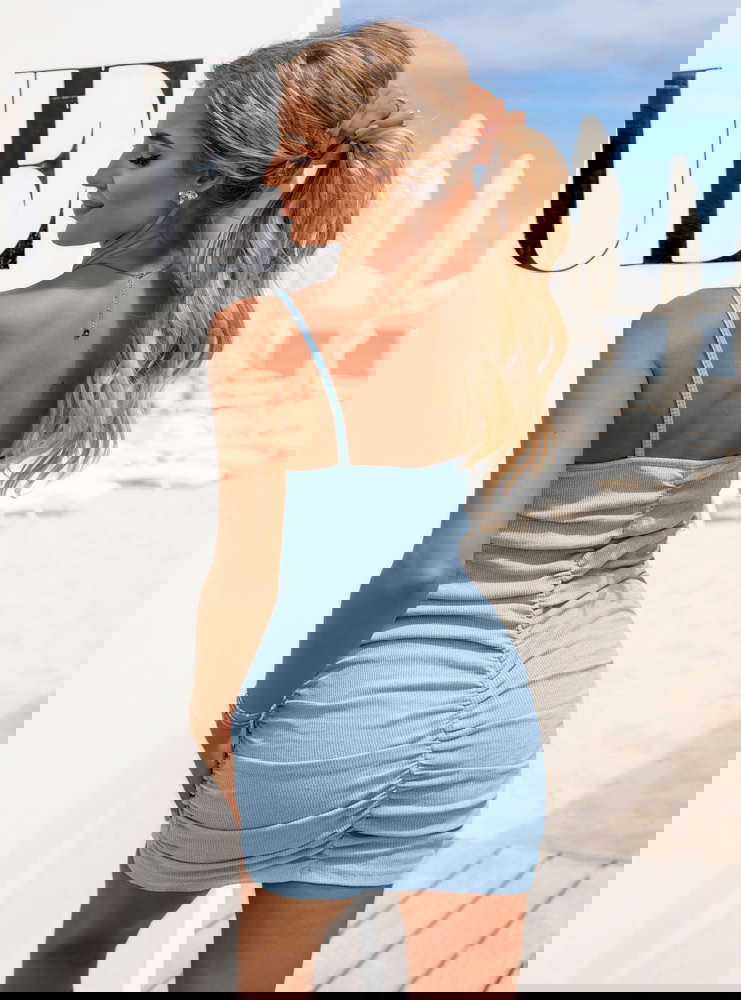 Błękitna prążkowana sukienka na...