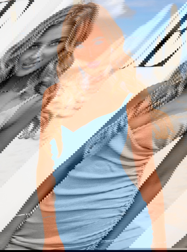 Błękitna prążkowana sukienka na...