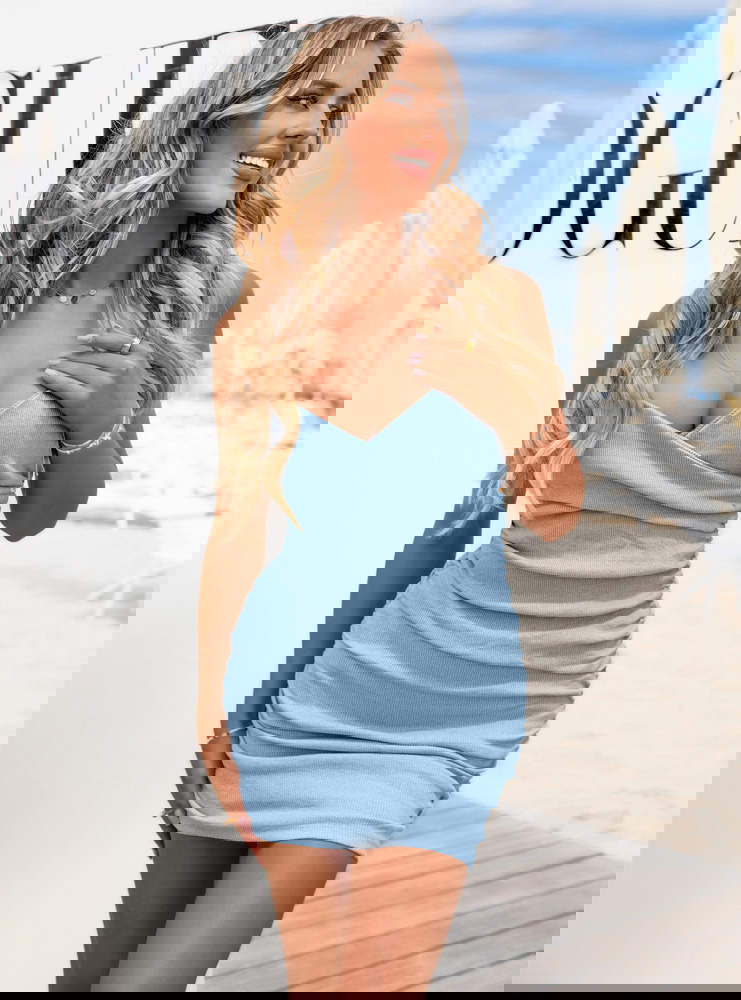 Błękitna prążkowana sukienka na...