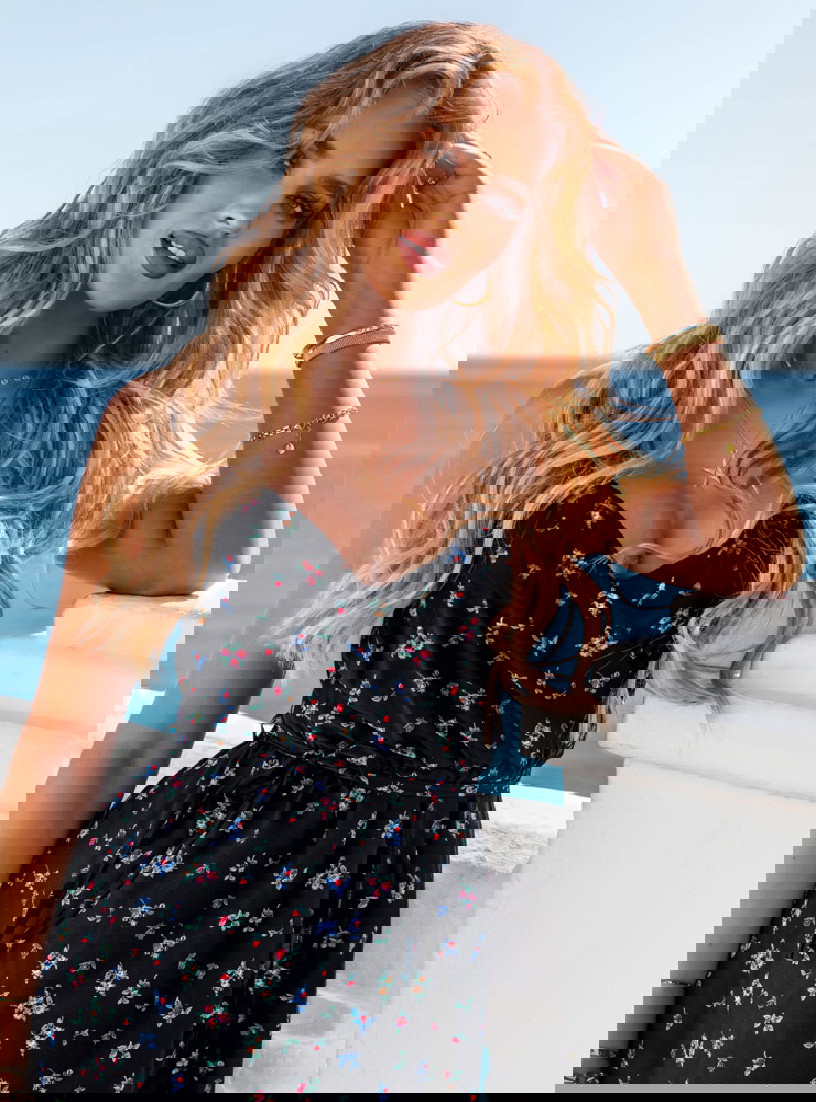 Kwiecista sukienka na ramiączkach z...