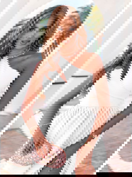 Biała sukienka na jedno... 2