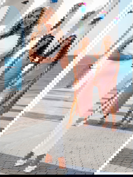 Biała dopasowana sukienka... 2