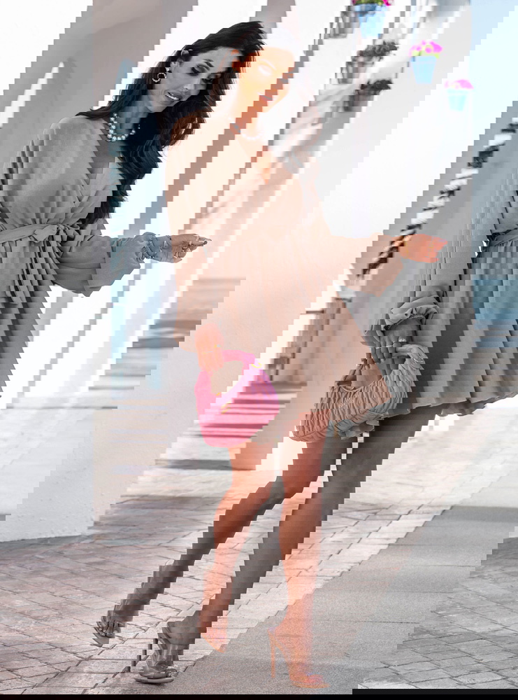 Sukienka mini z przekładanym dekoltem...