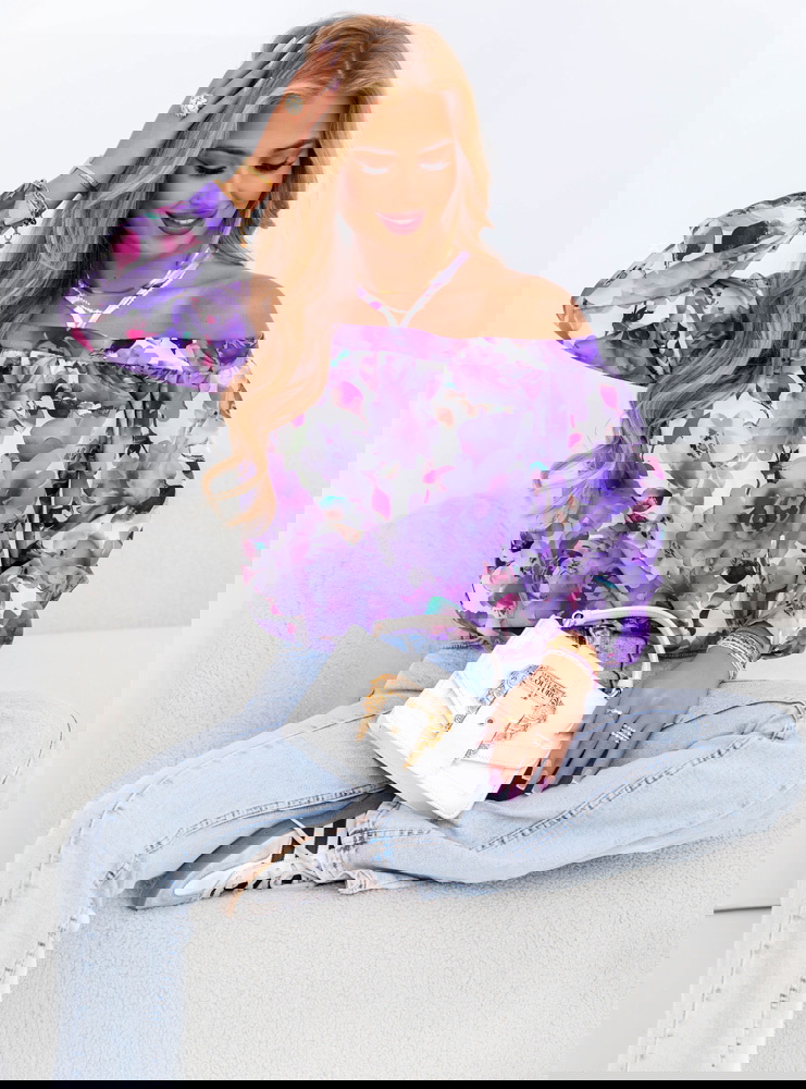 Kwiecista bluzka z odkrytymi...