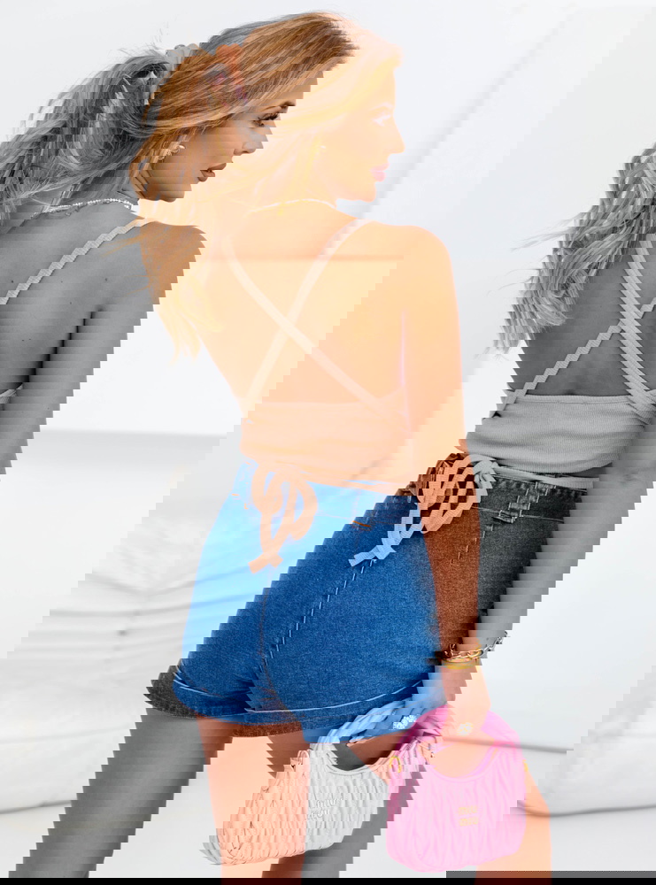 Beżowa prążkowana bluzka crop top z...