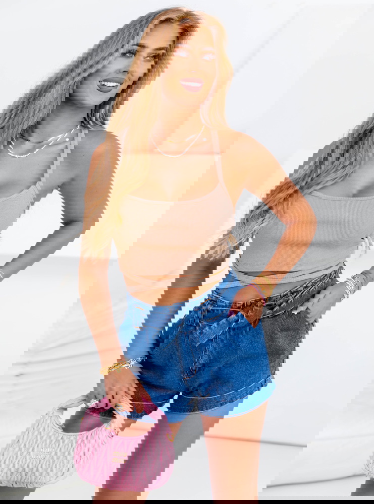 Beżowa prążkowana bluzka crop top z...