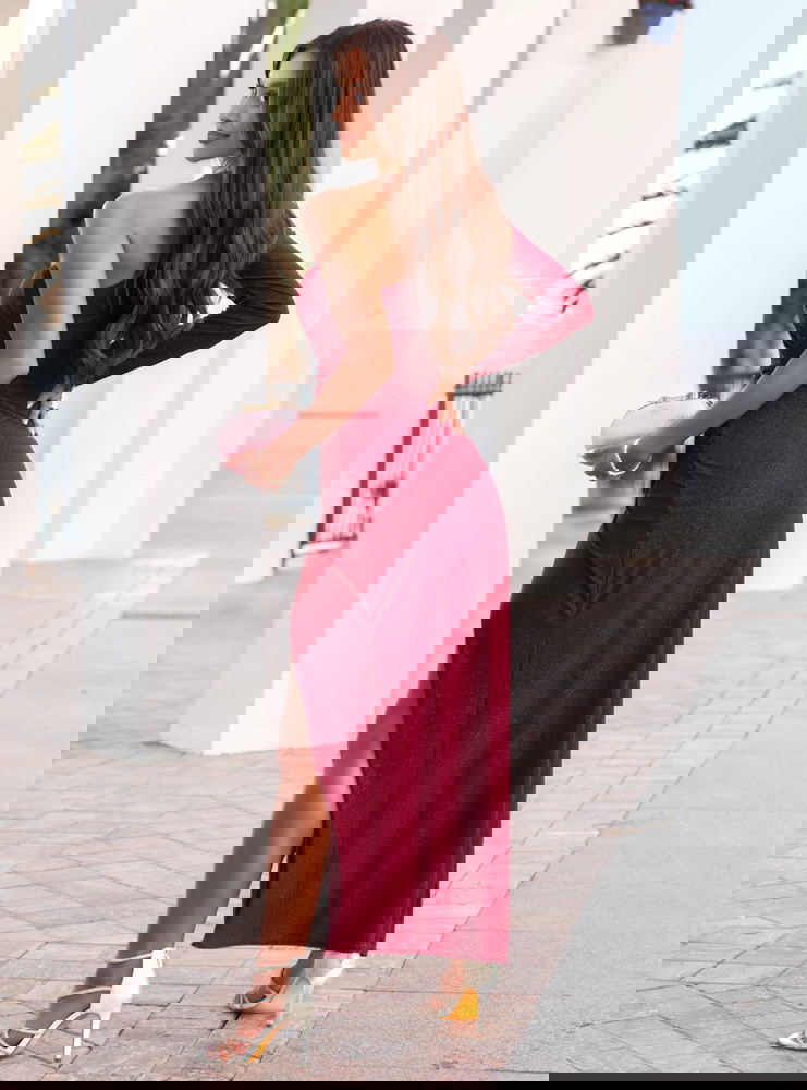 Bordowa błyszcząca sukienka z ozdobną...