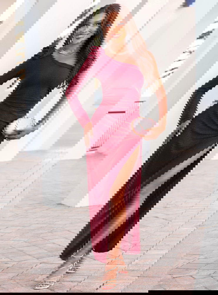 Bordowa błyszcząca sukienka z ozdobną...