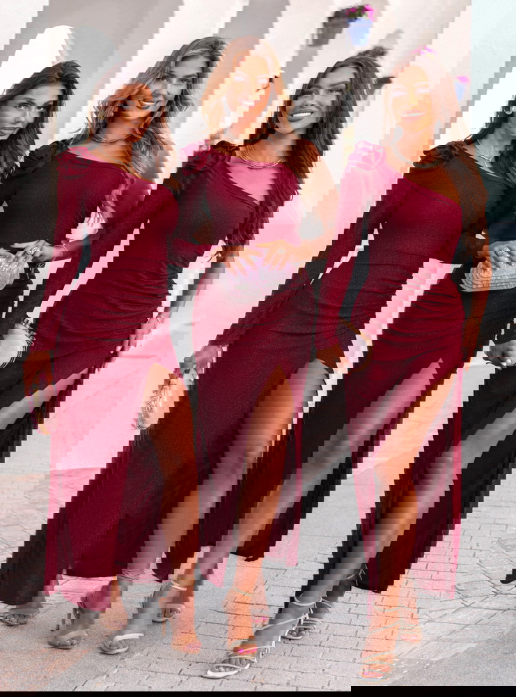 Bordowa błyszcząca sukienka z ozdobną...