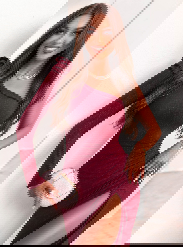 Bordowa błyszcząca sukienka z ozdobną...