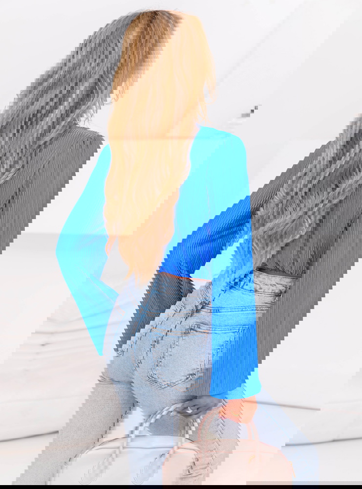 Niebieski plisowany top z przeplotem...