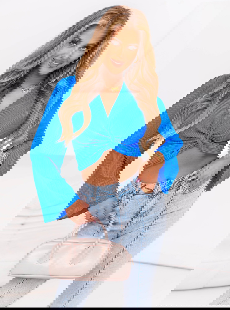 Niebieski plisowany top z przeplotem...