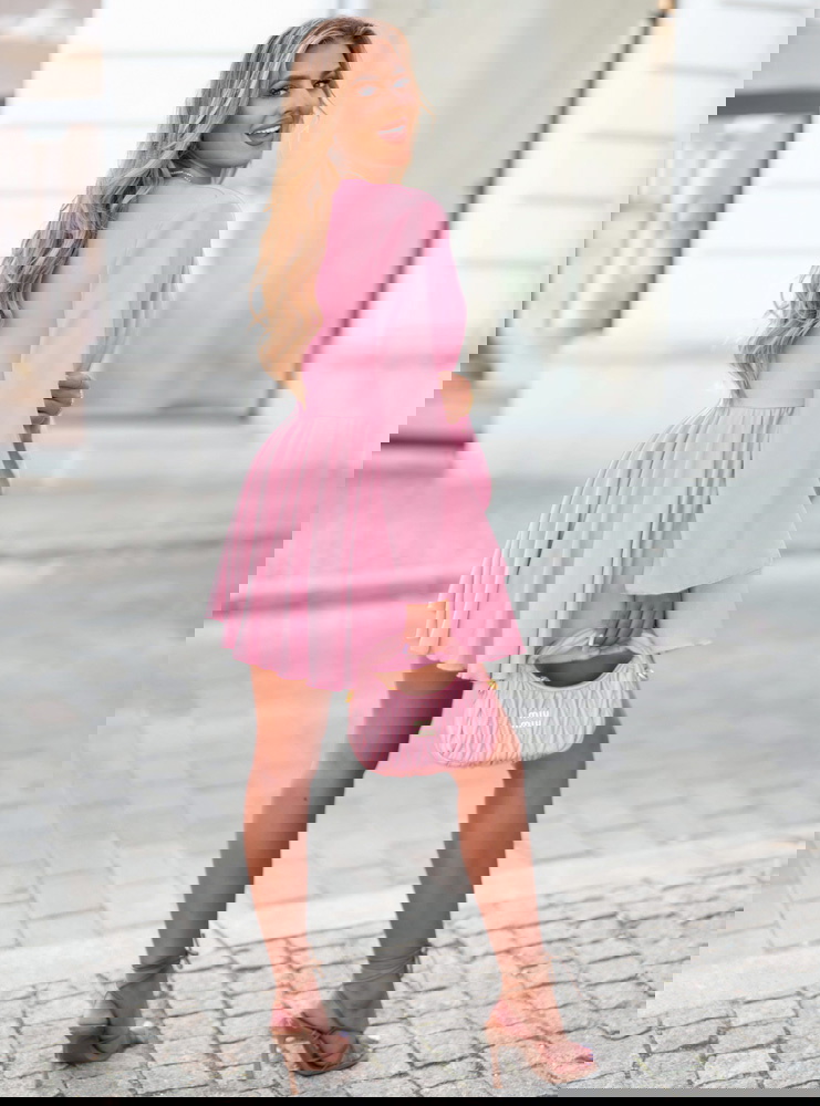 Pudrowy kombinezon jak sukienka...