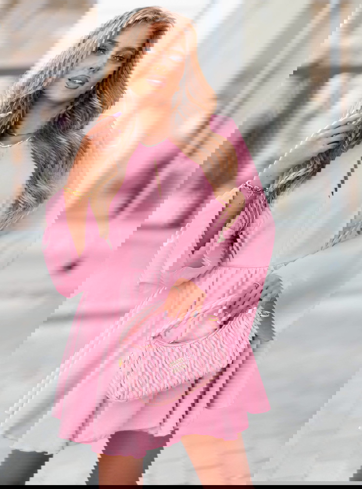 Pudrowy kombinezon jak sukienka...