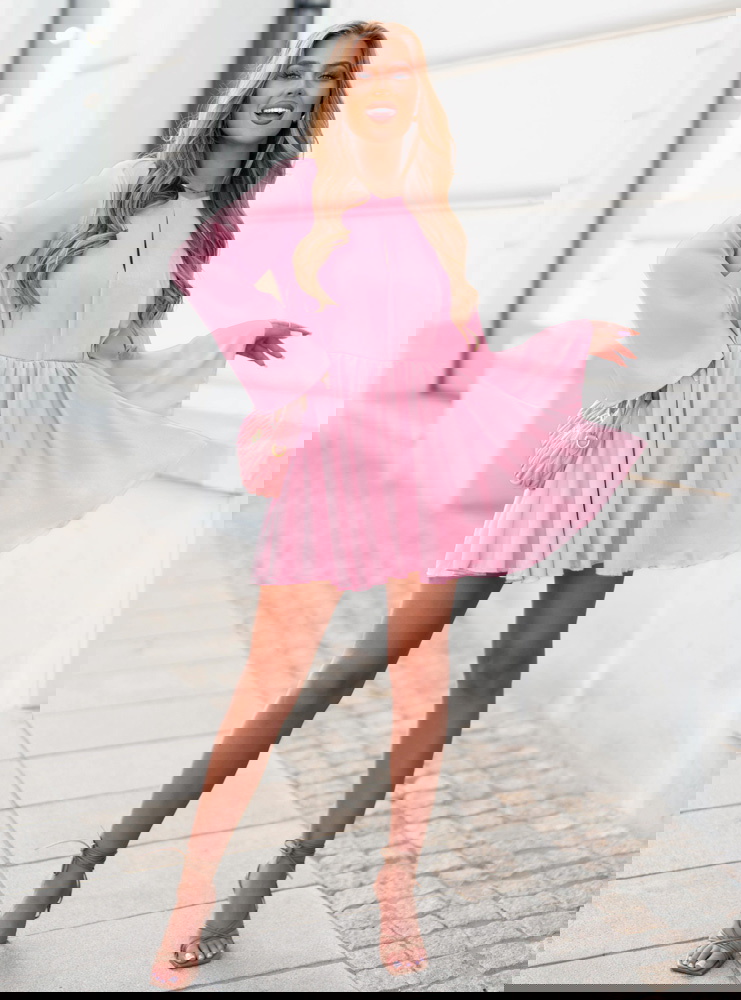 Pudrowy kombinezon jak sukienka...