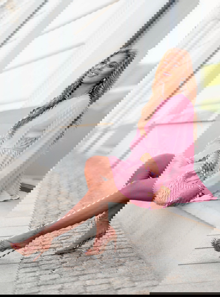 Pudrowy kombinezon jak sukienka...