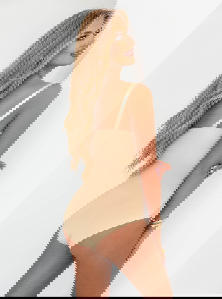 Beżowe dopasowane body wyszczuplające...