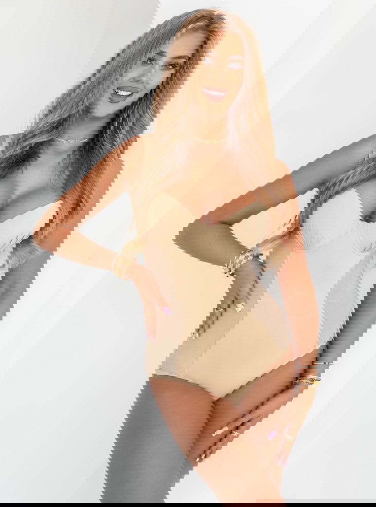 Beżowe dopasowane body wyszczuplające...