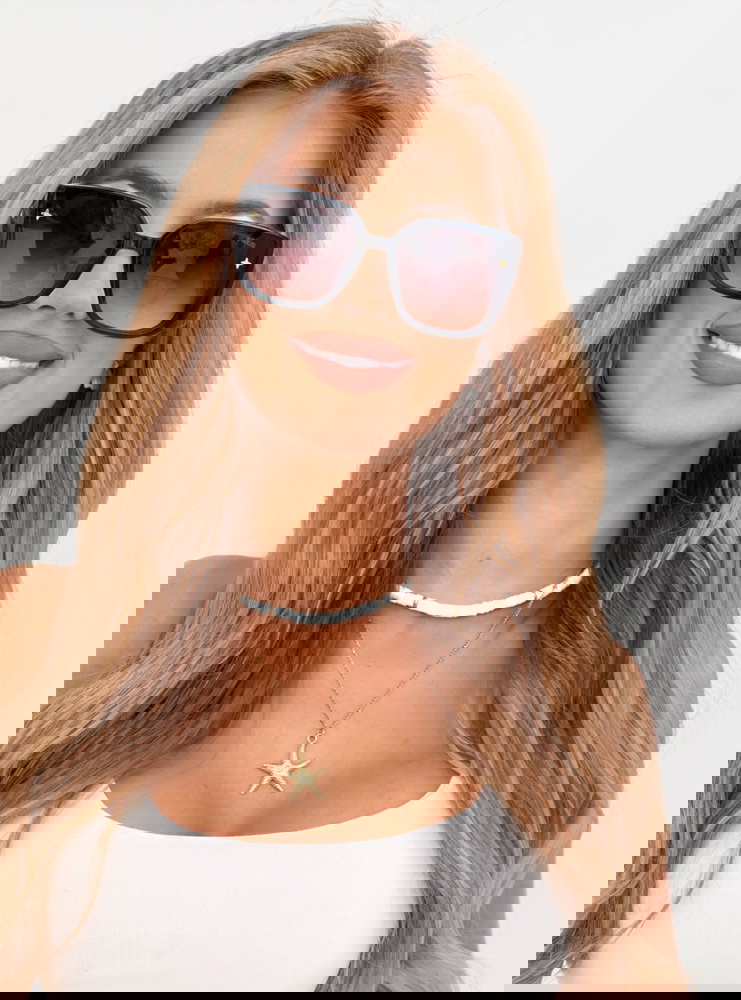 Czarne okulary przeciwsłoneczne...